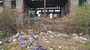 Terk edilmiş fabrika içi. Yıkım için eski sanayi binası