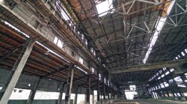 Terk edilmiş fabrika içi. Yıkım için eski sanayi binası