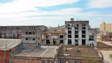 Eski bir fabrika harabesinin ve kırık camların havadan görünüşü. Yıkım için eski sanayi binası.
