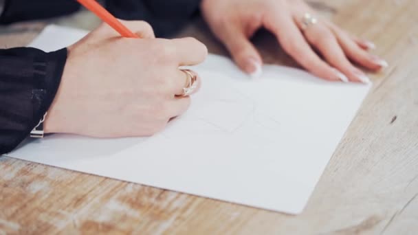 Γυναικεία Χέρια Ζωγραφίζουν Σχέδια Ρούχων Χαρτί Στο Χώρο Εργασίας Της — Αρχείο Βίντεο
