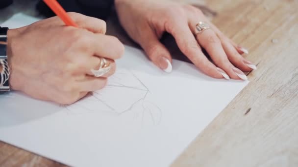 Las Manos Una Joven Diseñadora Moda Dibujando Bocetos Ropa Taller — Vídeos de Stock