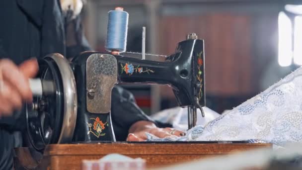 女裁缝在工作场所的缝纫机上工作 成功的裁缝店裁缝衣服用黑色缝纫机 — 图库视频影像