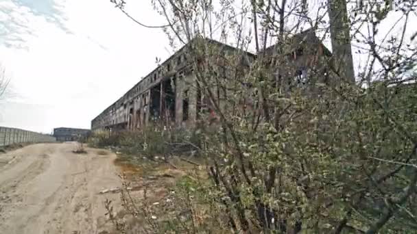 Fábrica Abandonada Ruínas Uma Fábrica Industrial Muito Poluída — Vídeo de Stock