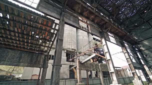 古い工場の遺跡 放棄された繊細な産業構造の内部 — ストック動画