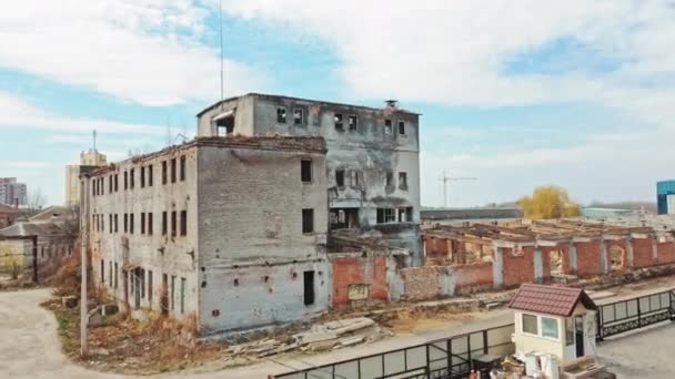 Edificio Abandonado Vista Aérea Una Antigua Fábrica Ruinas Ventanas Rotas — Vídeo de stock