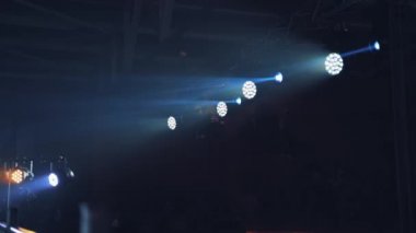 Gece kulübündeki parlak ışıkların arka planı. Konserde projektörlerden gelen ışınlarla ışık gösterisi. Yüksek çözünürlük.