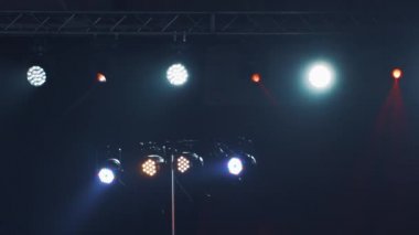 Renkli spot ışıklarıyla ya da birkaç parlak projektörlü karanlık sahne. Akşamları ışık efektleri olan farklı projektörler.