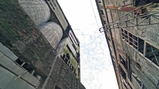 Antigua Planta Abandonada Con Ventanas Rotas Arruinadas Después Las Acciones — Vídeo de stock