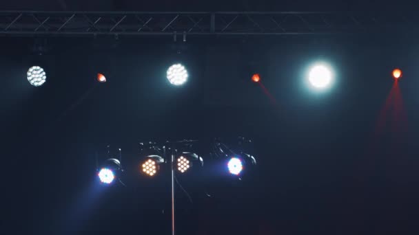 Темна Сцена Барвистими Прожекторами Або Декількома Яскравими Проекторами Різні Проектори — стокове відео