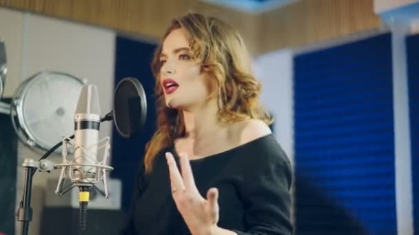 Νεαρή Τραγουδίστρια Ηχογραφεί Άλμπουμ Στο Επαγγελματικό Στούντιο Γυναίκα Τραγουδά Ένα — Αρχείο Βίντεο