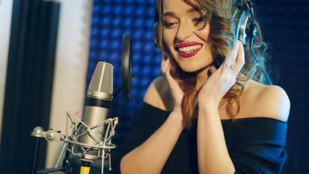 Chica Canta Micrófono Una Joven Atractiva Cantando Estudio Grabación — Vídeo de stock