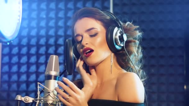 Estudio Grabación Audio Mujer Con Auriculares Micrófono Estudio Cantando Movimiento — Vídeo de stock