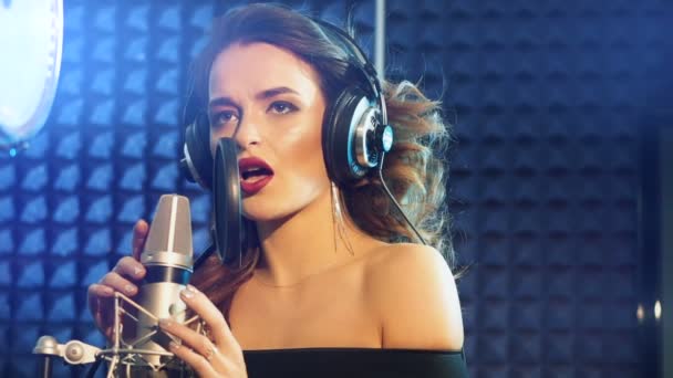 Grabación Cantante Femenina Music Studio — Vídeos de Stock