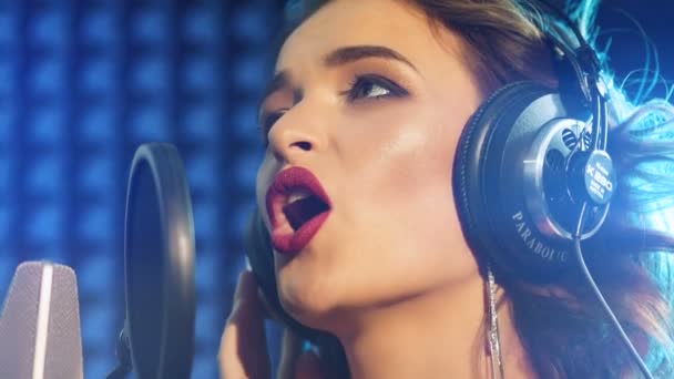 Mujer Cantando Estudio Grabación Perfil Una Mujer Con Una Cara — Vídeos de Stock