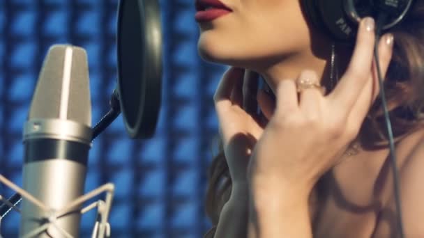 Mujer Joven Grabando Una Canción Estudio Profesional — Vídeo de stock