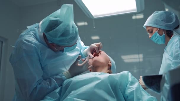 Özel Kıyafetli Stomatolog Müşterinin Ağzına Anestezi Yapıyor Doktor Dişçi Asistanı — Stok video