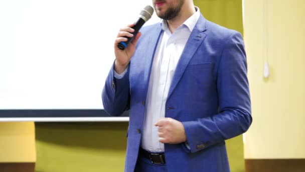 Mavi Ceketli Bir Adam Mikrofona Doğru Konuşuyor Bir Konferans Salonunda — Stok video
