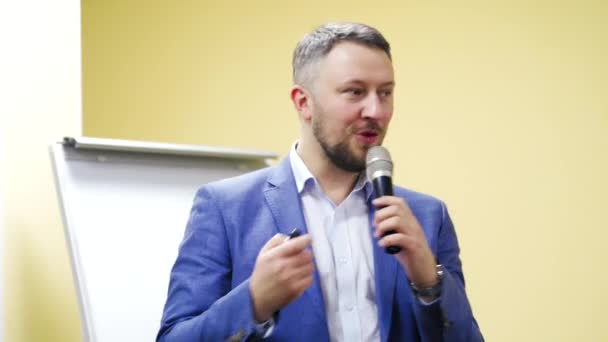 Brodaty Biznesmen Rozmawia Mikrofonem Tle Latarni Przystojny Przedsiębiorca Prowadzący Spotkanie — Wideo stockowe