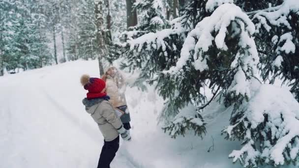 Mutlu Küçük Kızlar Kışın Güzel Parkta Oynuyorlar Şirin Bir Çocuk — Stok video