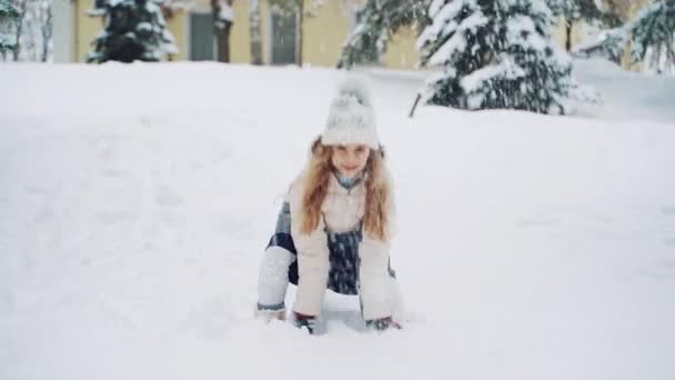 Menina Sorridente Bonita Jogando Neve Branca Para Cima Olhando Para — Vídeo de Stock