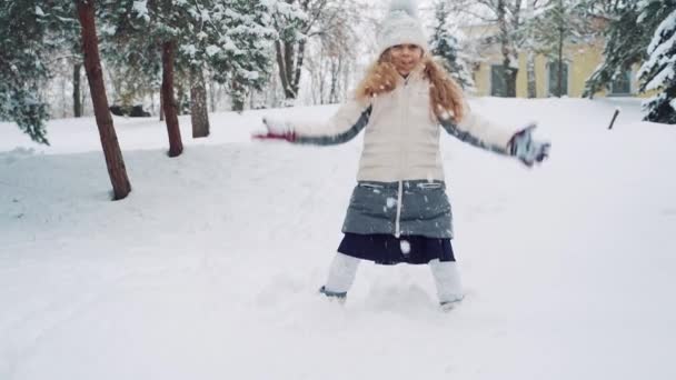 Mooi Meisje Speelt Met Sneeuw Het Park Winter Actief Kind — Stockvideo