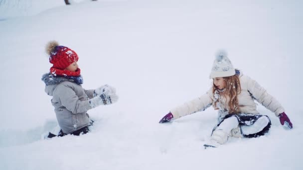 Vackra Barn Sticker Från Vit Snö Utomhus Små Flickor Den — Stockvideo