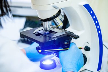 Laboratuvar mikroskobu. Bilimsel ve tıbbi araştırmalar. Seçici odaklanma. Bilimsel ve tıbbi araştırma kavramı.