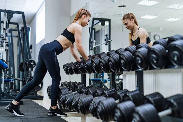 Portrait Pleine Longueur Jeune Fille Sportive Ajustement Posant Près Étagère — Photo