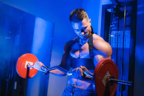 Sterke Jongeman Met Een Prachtig Atletisch Lichaam Die Oefeningen Doet — Stockfoto