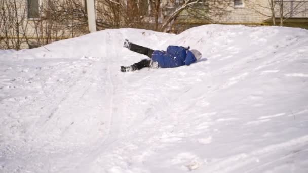 Ребенок Веселится Катится Холмам Играть Смеяться Снежной Зимней Прогулке Природе — стоковое видео