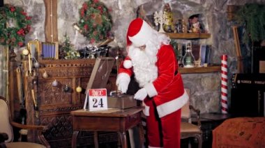 Noel Baba özel dekore edilmiş bir odada duruyor, bir gramofona ya da pikaba bir plak koyuyor. Noel ruhu konsepti portreyi kapatır. Noel arifesi. Yeni yıl yaklaşıyor.