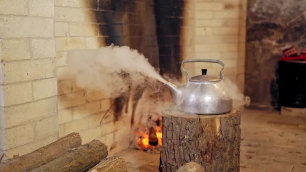 沸腾的复古铝水壶 茶壶蒸 圣诞老人拿着一个沸腾的水壶 穿上衣服原木上的茶壶 — 图库视频影像