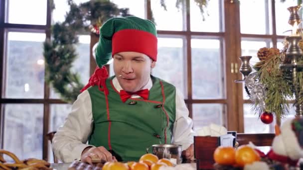 Elf Die Aan Een Tafel Eet Santas Elf Eet Kerstdiner — Stockvideo