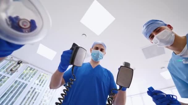 Hastanın Gözünden Alınan Defibrolatör Mavi Tıbbi Kıyafetler Yardım Hayat Kurtarmak — Stok video