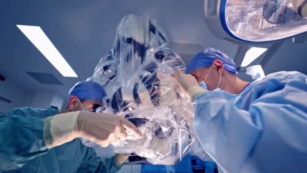 神经科医生正在使用医用机器人手术机进行手术 通过微创外科系统手动控制 现代自动化医疗设备 医院手术室 配有机器人技术设备 — 图库视频影像