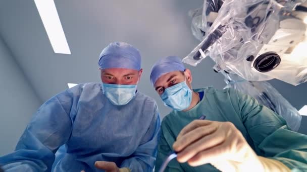Хирурги Работающие Операционной Глаз Пациента Больничное Прошлое Два Врача Мужчины — стоковое видео