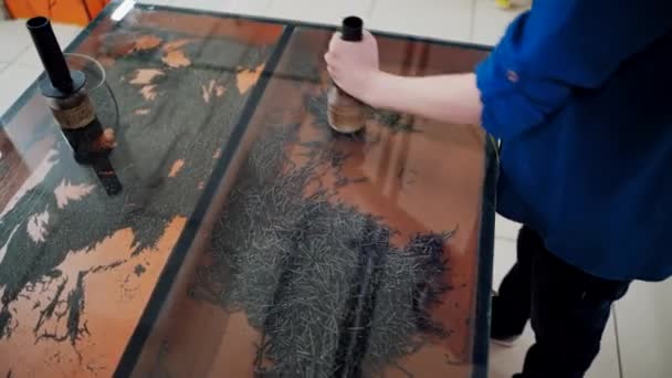 Мальчик Проводит Исследования Железные Стружки Магнит Музей Науки — стоковое видео