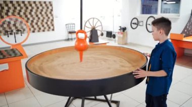 Öğrenci bir bilim merkezinde pratik deneyler yapıyor. Bilim Müzesi