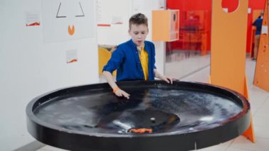 Müze bilimindeki çocuk. Kara delik simülasyonu tarafından yutulan bir gezegen, sonsuz yerçekimi