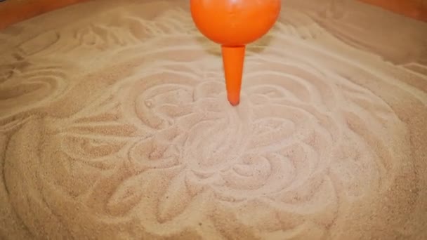 振り子は砂の上に引く 科学展示館 — ストック動画