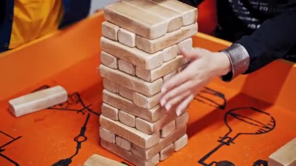 Aile Birlikte Ahşap Kule Masası Oyunu Oynuyor — Stok video