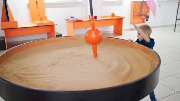 Niño Visitando Museo Ciencias Para Niños Juega Con Péndulo Arena — Vídeo de stock