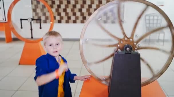 Çocuk Sürekli Hareket Makinesini Inceliyor Bilimsel Sergi Merkezi — Stok video
