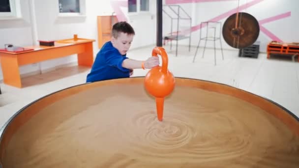 Junge Beim Besuch Eines Naturwissenschaftlichen Museums Für Kinder Spielt Mit — Stockvideo