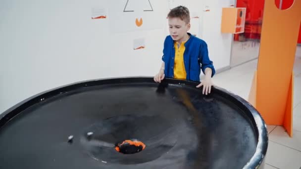 Rapaz Ciência Museu Planeta Engolido Por Simulação Buraco Negro Gravidade — Vídeo de Stock