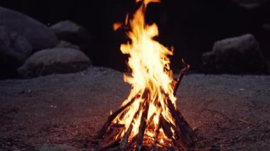 Kamp ateşini yavaş çekimde yakın..