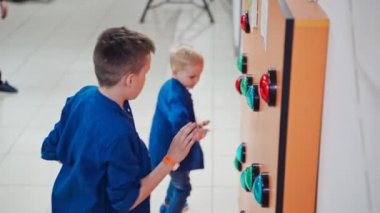 Oyun merkezinde çocuklar için heyecan verici bir entelektüel oyun.