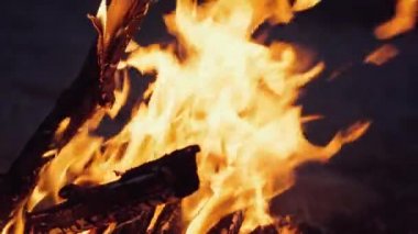 Karanlık arka planda yanan şenlik ateşi, yanan odun ateşi.