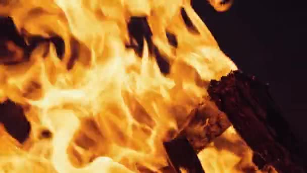 暖炉と炎の中で薪を燃やす — ストック動画
