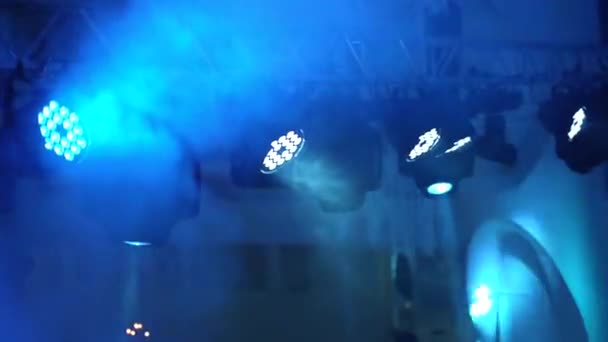 Fumée Épaisse Nombreux Projecteurs Suspendus Plafond Sur Fond Bleu Flou — Video